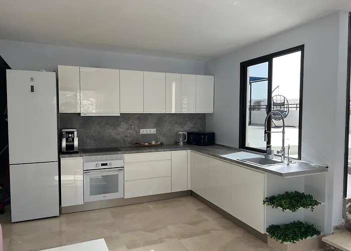 ベッド・アンド・ブレックファスト Compact In Beautiful 4bedroom Penthouse 3*