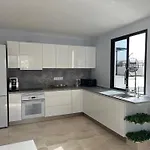 Bed and breakfast Compact In Beautiful 4bedroom Penthouse 3*