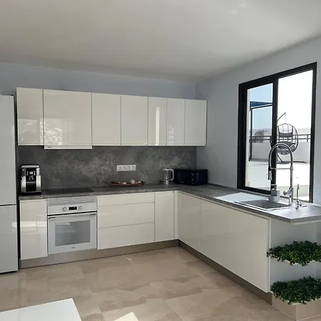 Bed & Breakfast Compact In Beautiful 4bedroom Penthouse 3*